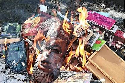 En el norte de Polonia ardieron los sacerdotes hicieron arder libros y también otros objetos que considedaron blasfemos