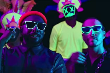 En el nuevo video del tema aggiornan la canción a la estética reggaetonera