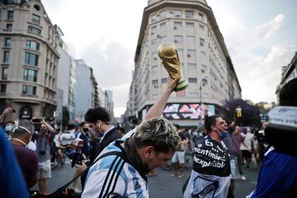 En el obelisco con la Copa del Mundo en homenaje a Maradona.