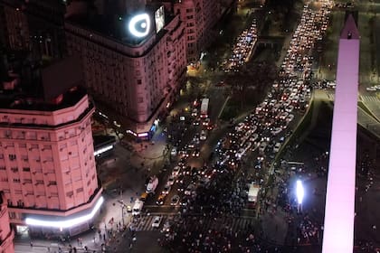 En el Obelisco los manifestantes seguían presentes a pesar de la llegada de la noche