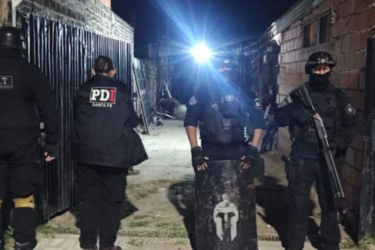En el operativo realizado por la Policía de Investigaciones de Santa Fe se incautaron doce armas de fuego y un kilo de cocaína