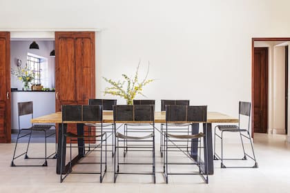 El paso a la cocina se da por una puerta corrediza de madera