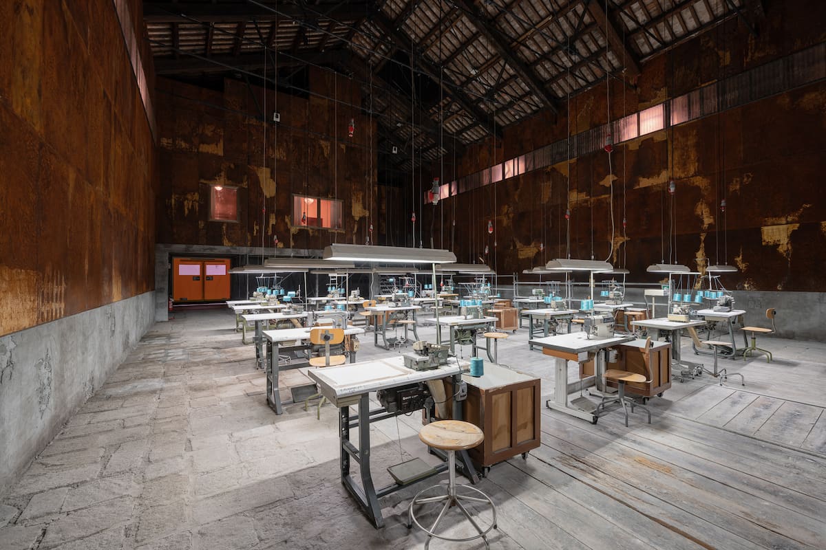 En el Pabellón de Italia en la Bienal de Venecia, la instalación de Gian Maria Tosatti hace referencia a la caída del sueño industrial italiano