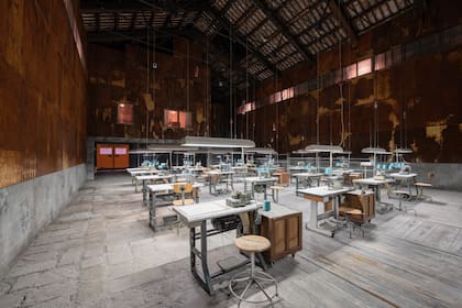 En el Pabellón de Italia en la Bienal de Venecia, la instalación de Gian Maria Tosatti hace referencia a la caída del sueño industrial italiano