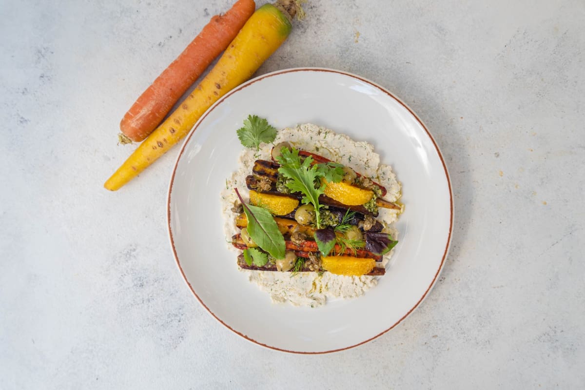 En el país hay por lo menos 5 variedades de zanahoria para elegir. El tubérculo es protagonista del menú de Let it V, el restó a base de plantas.