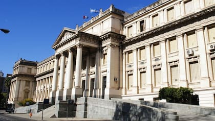 En el Palacio de Justicia de Córdoba están los restos de Dalmacio Vélez Sársfield.