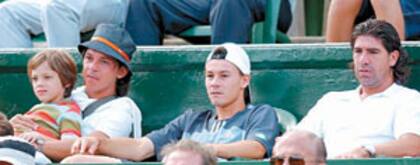 Una perla de archivo, de febrero de 2004: en el BALTC, Gallardo, Coria y Marcelo Salas observando el partido Gasquet-Massú por el ATP de Buenos Aires