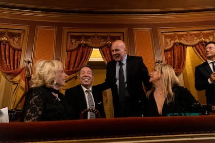 En el palco, Mirtha Legrand, Alejandro Veroutis y Marcela Tinayre reciben el saludo de Jorge Telerman