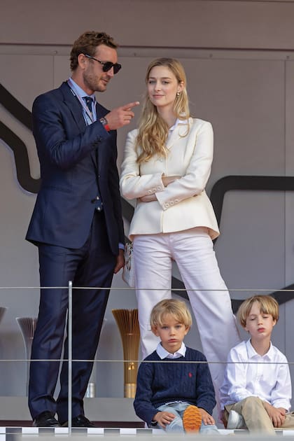 En el palco, Pierre Casiraghi y Borromeo con sus dos hijos, Stefano y Francesco. El nieto de Raniero y de Grace Kelly fue el encargado de entregar los premios a Nick Cassidy, Mitch Evans y Jake Dennis, que subieron al podio.
