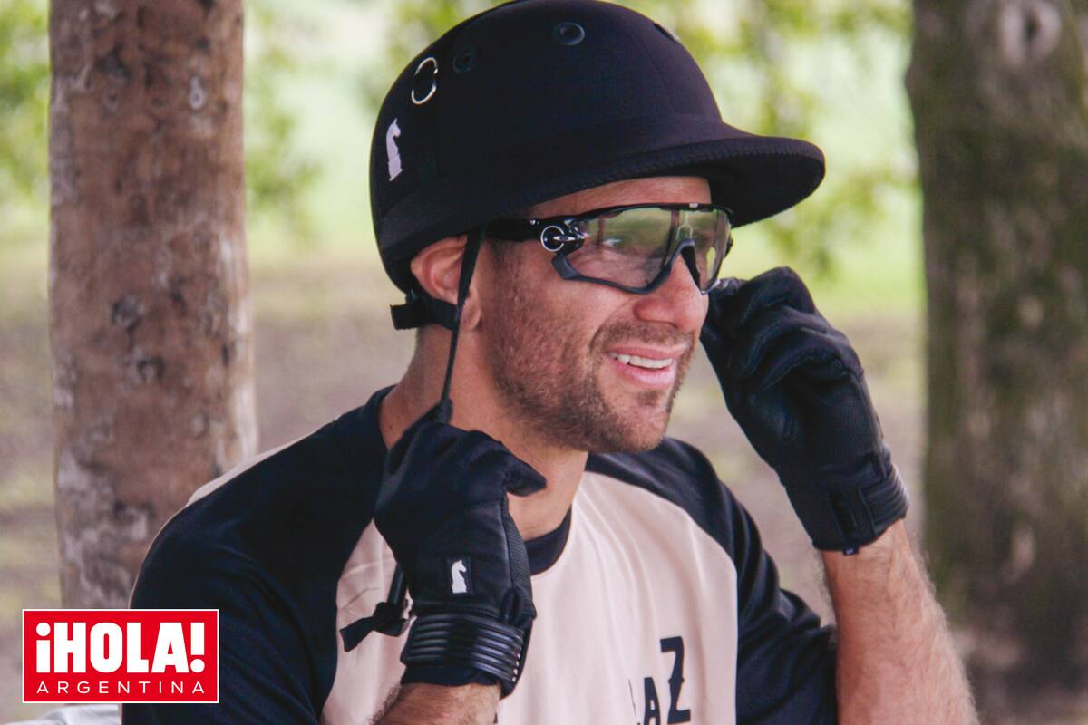 En el palenque, después de tomar unos mates, Leo se prepara para salir a la cancha.