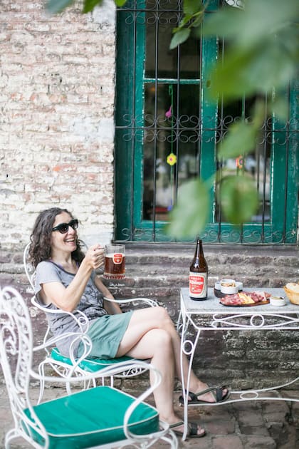 En El Palenque se sirve cerveza con marca propia.