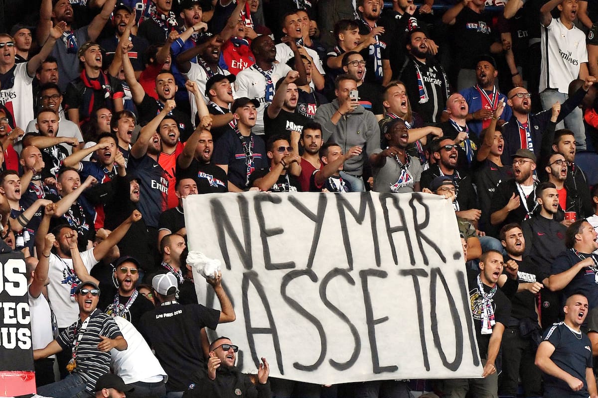 En el Parque de los Príncipes hubo pancartas en contra de Neymar