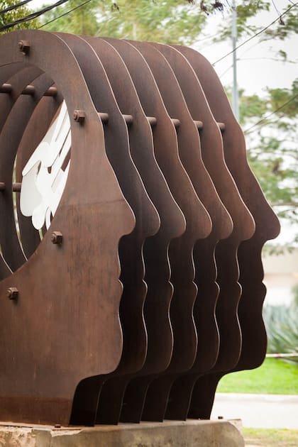 En el parque del predio, Ángel Mío, del escultor búlgaro Mitko Dinev, que participó la Primera Bienal Internacional de Escultura de 1998.