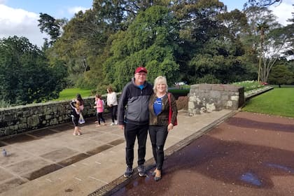 En el parque donde celebraron, tras dar el sí en el registro civil de Auckland.