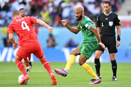 En el partido que arbitró el argentino Facundo Tello, Eric Choupo Moting fue el mejor de Camerún hasta que lo reemplazaron