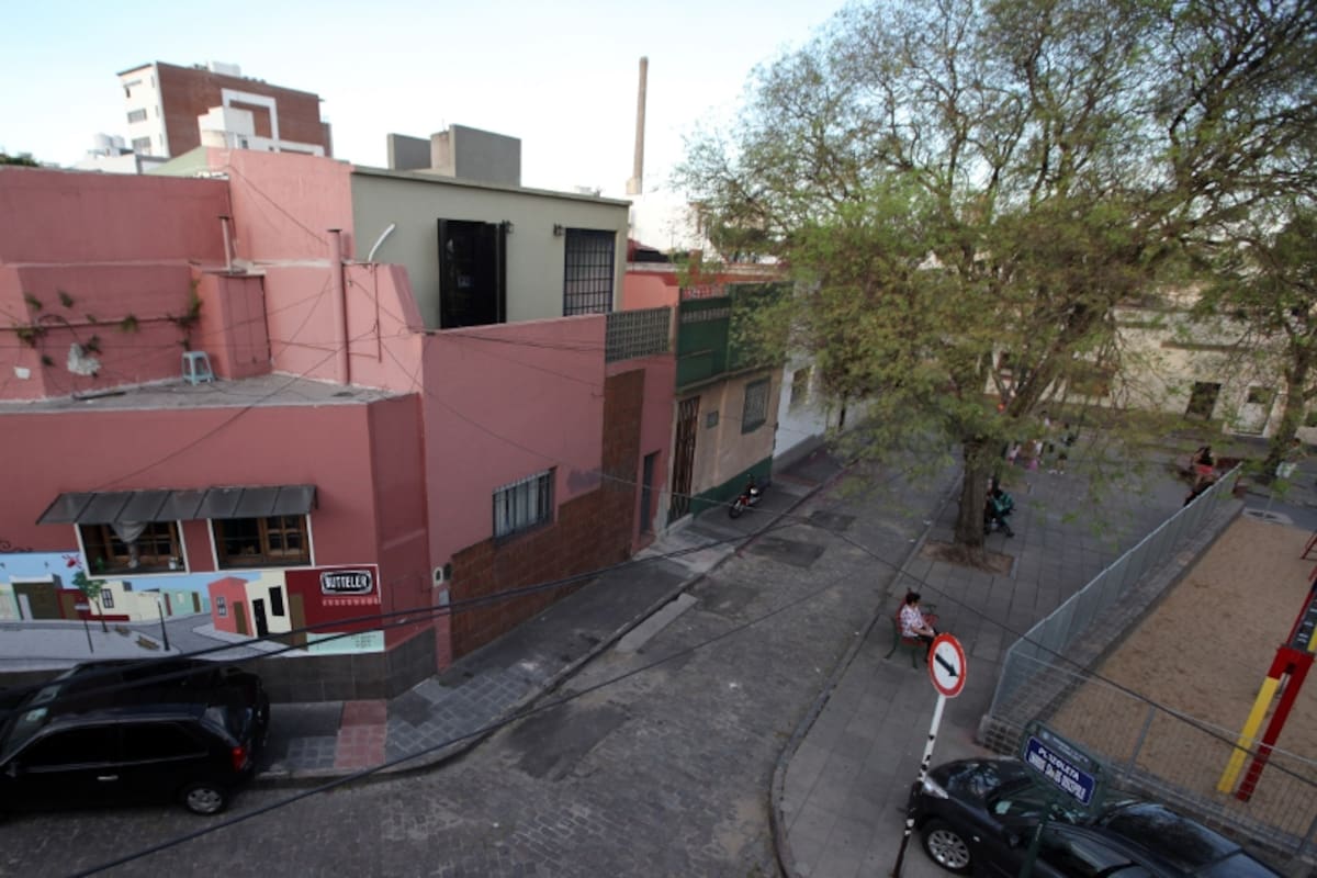 En el pasaje Butteler, la calzada es tan angosta que los autos estacionan con dos ruedas sobre la vereda