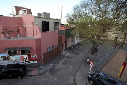 En el pasaje Butteler, la calzada es tan angosta que los autos estacionan con dos ruedas sobre la vereda