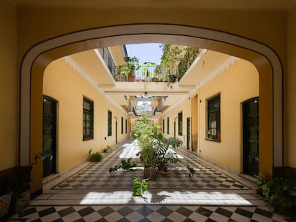 En el Pasaje Olleros, dos puentes con pasarelas dividen la “calle” central en tres subpatios, cada uno con su escala.