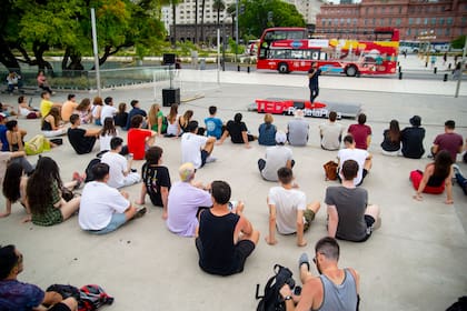 En el Paseo del Bajo, los ciclistas se unieron al público para escuchar las charlas