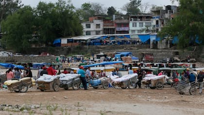 En el paso fronterizo Puerto Chalanas, en Aguas Blancas, los bagayeros vuelven legalmente a Bolivia con mercancía argentina