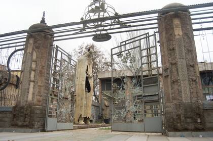 En el Patio de los Colosos está emplazada una obra que representa al espantahombres, para que aniden los pájaros