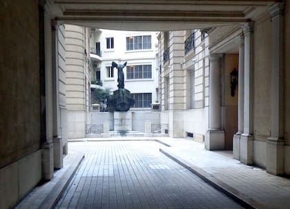 En el patio del Edificio Estrugamou hay una réplica de la Victoria de Samotracia