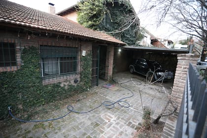 En el patio estaba la pareja de la víctima, el domingo, lavando su vehículo
