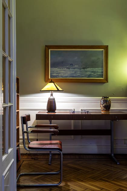 En el pequeño ambiente junto a la entrada, escritorio Nelson (Gropius) y silla Breuer de los años 40