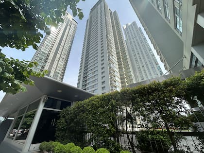 En el piso 13, del edificio de la izquierda, vivía el fiscal Alberto Nisman, donde fue hallado sin vida.
