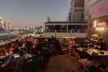 En el piso 15 del edificio Comega está "el mejor rooftop de Buenos Aires"