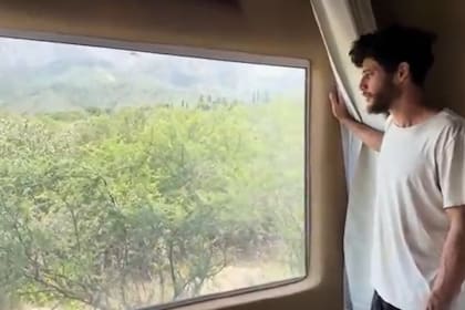 En el piso superior está el cuarto de la pareja, que cuenta con un amplio ventanal con vista a las montañas (Foto: Captura de video)