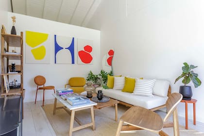 En el playroom, mesa ratona con tapa de mármol (NRV Home). Sofá, silla, sillón individual tapizado ‘Pina’ y mesa de chapa naranja (todo de El Yeite). Almohadones (Teodolina Deco). Alfombra (Mihran). Obras (Amparo Vera).