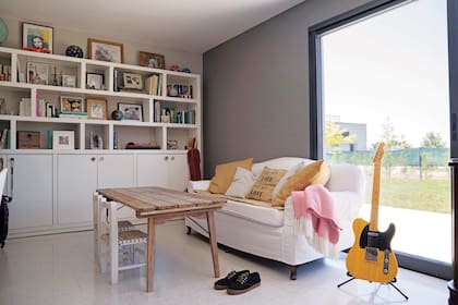 En el playroom, un sofá heredado; sillitas materas traídas de Salta y una biblioteca de pared a pared, diseño del dueño.