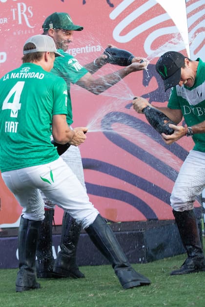 En el podio, el team de "los verdes" y una lluvia de burbujas.