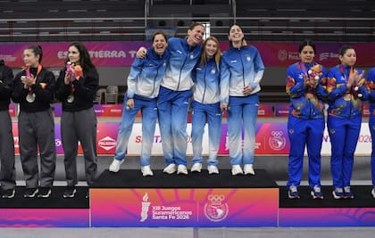En el podio y con la alegría de siempre: el equipo femenino de sable ganó los Suramericanos 2026