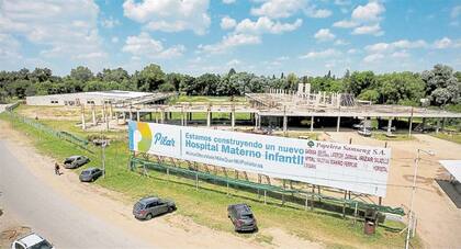 En el predio en el que se iba a construir un hospital, esa estructura está abandonada y, al lado, el gobierno municipal edifica una maternidad