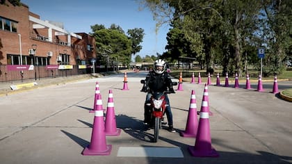 En el predio ubicado sobre la avenida Roca se realizan las pruebas del nuevo examen para obtener las licencias de motos