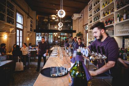 En El Preferido de Palermo, el énfasis está en los platos tradicionales argentinos, que incluyen pescado asado, guisos de lentejas y embutidos