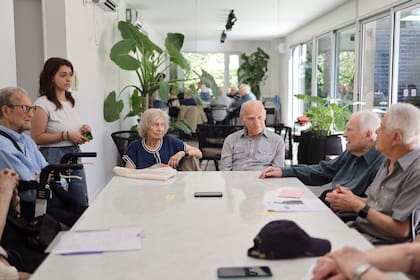 En el preludio de la reunión grupal, suele haber un cruce de opiniones cargadas de humor