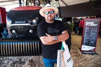 En el primer día de la muestra, el productor agropecuario de Tucumán, Santiago Buffo, recorrió los stands de las maquinarias agrícolas