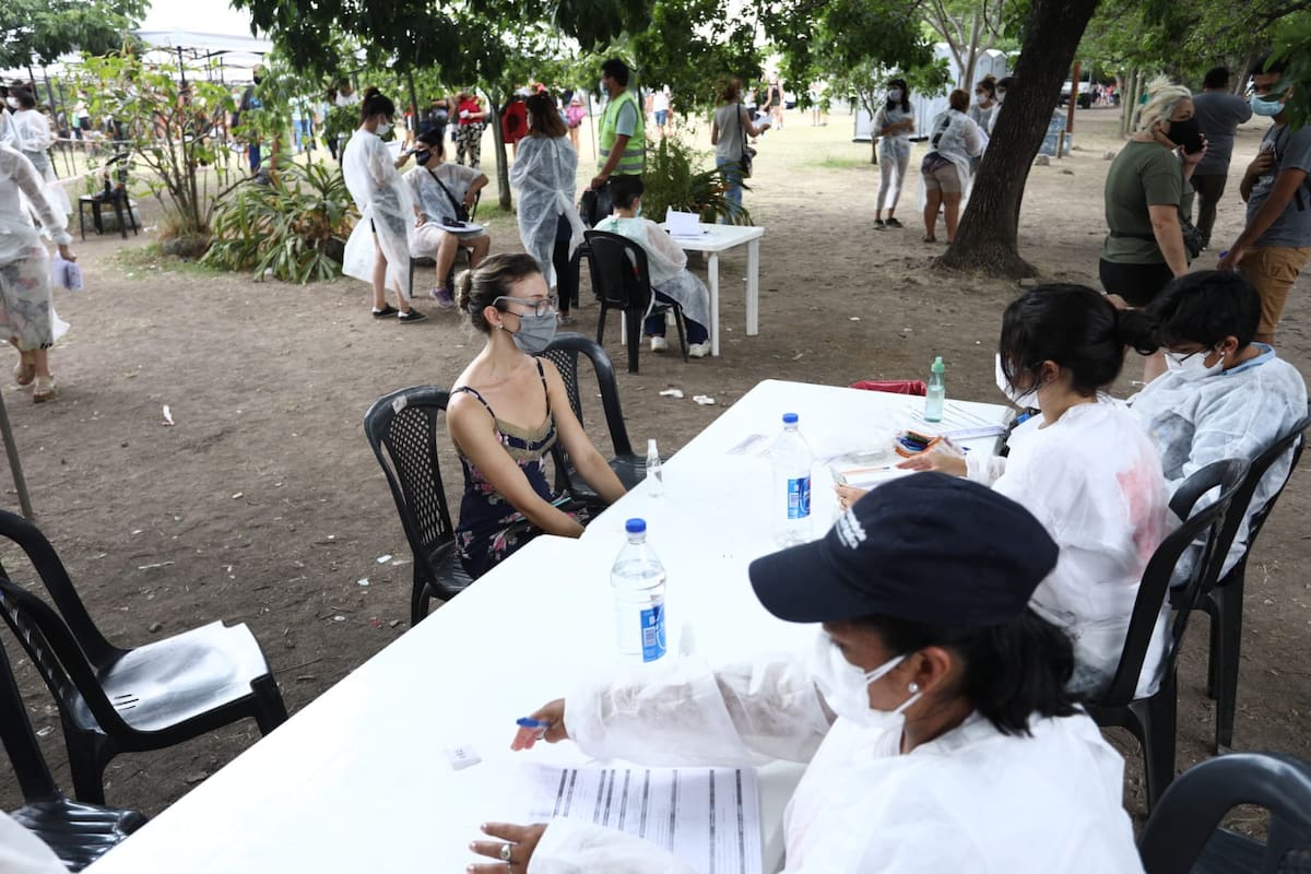 En el primer día del 2022 se registraron más de 20.000 contagios de coronavirus