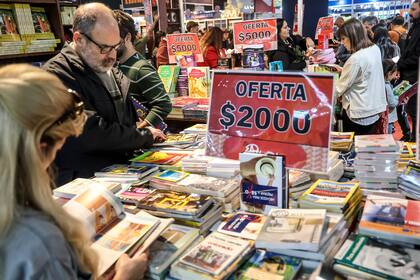 En el primer fin de semana de la Feria del Libro se vendieron menos ejemplares que en el mismo periodo en 2023