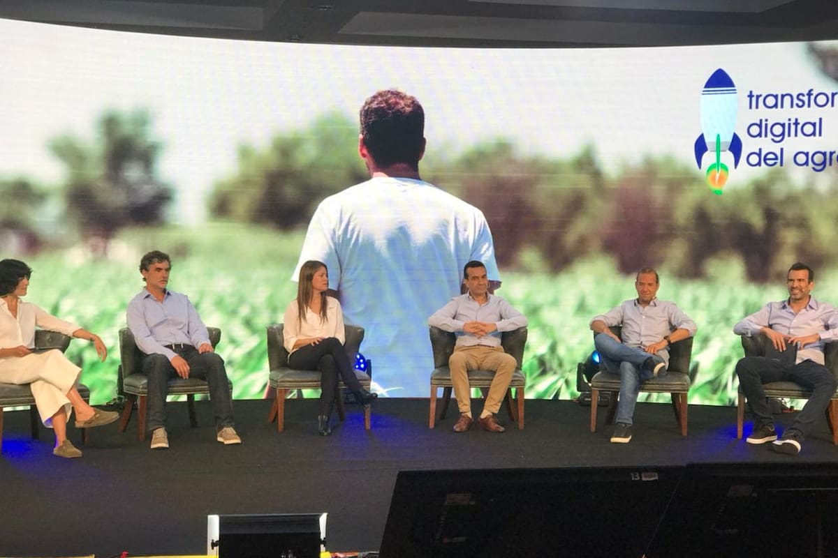 En el primer panel "Agro digital: ¿Qué es y qué nuevos desafíos trae? ¿Cómo y cuándo se ve el valor?", la moderadora Luisina López Hiriart; Matías Corradi; la productora ganadera Lara Giuliani; Carlos Vidal, Joaquín Pinnel e Ignacio Eguren, CEO en AgroPro y anfitrión del encuentro