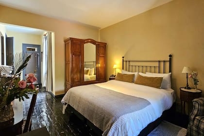 En el primer piso de la casa principal, se encuentra la habitación que pertenecía a la directora Sofía Coppola.