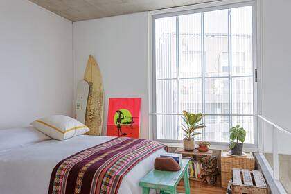 En el primer piso, el cuarto tiene una serie de elementos de guardado, todos de madera. En la variedad está el gusto. Sobre la cama, almohadón de tussor (Petite Margot).