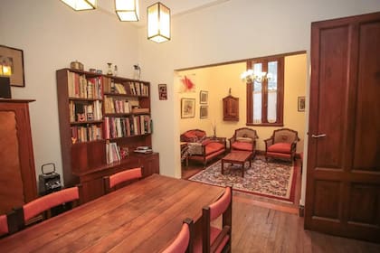 En el primer piso se encuentra un living comedor.