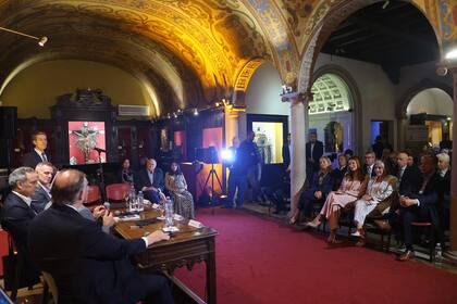 En el prólogo del libro, Bulgheroni, CEO de Pan American Energy Group, afirma que la escala de producción y reservas de Vaca Muerta “nos genera nuevos desafíos, pero también oportunidades, especialmente en un contexto de transición energética global. Vaca Muerta es una realidad. Pero si algo nos enseña este libro es que esta realidad debe seguir construyéndose todos los días con esfuerzo, creatividad y una justa medida de osadía”