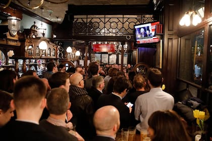 En el pub Red Lion, londinenses siguen por TV el rechazo parlamentario al acuerdo del Brexit, el 15 de enero pasado