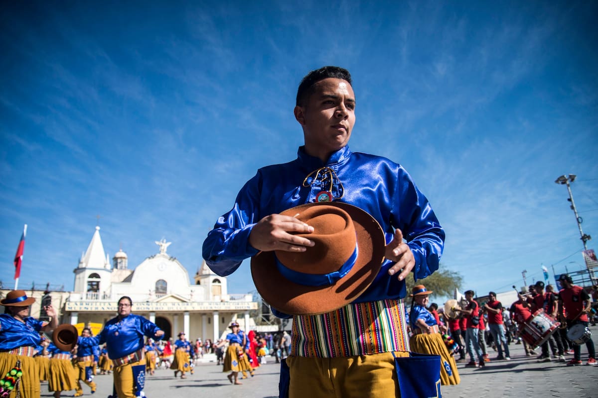 En el pueblo de La Tirana, en Chile, una celebración multitudinaria en honor a la Virgen del Carmen, que combina bailes, misas y cultos precolombinos