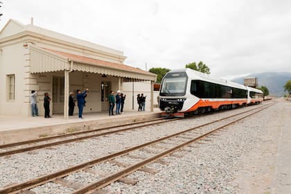 En el pueblo de volcán hay una celda para enchufar el tren para recargar las baterías de litio con energía del parque solar Caucharí.